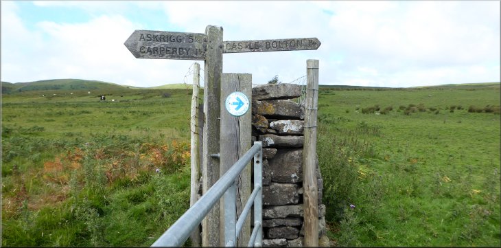 Sign post at the gate indicating that the bridleway runs from Arkrigg & Carperby to Castle Bolton